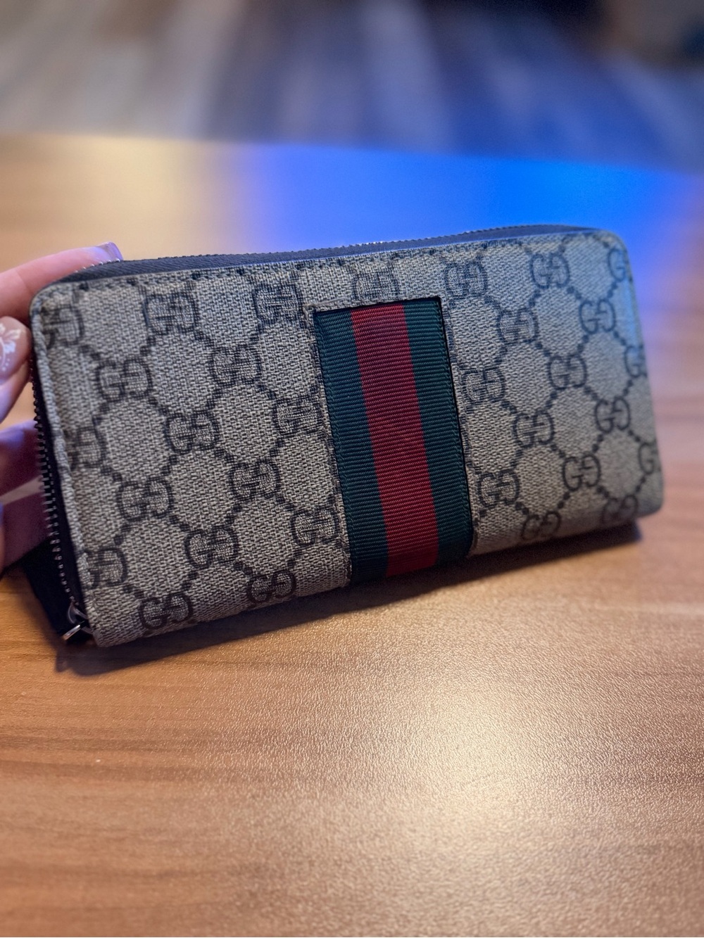 Gucci Beige GG Supreme Zip Wallet with Red and Green Web and Gold Bee - Picture 3 of 9
